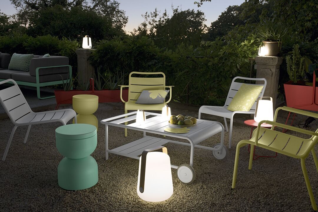 salon-de-jardin-Fermob-Luminaire-et-fauteuil-Fermob